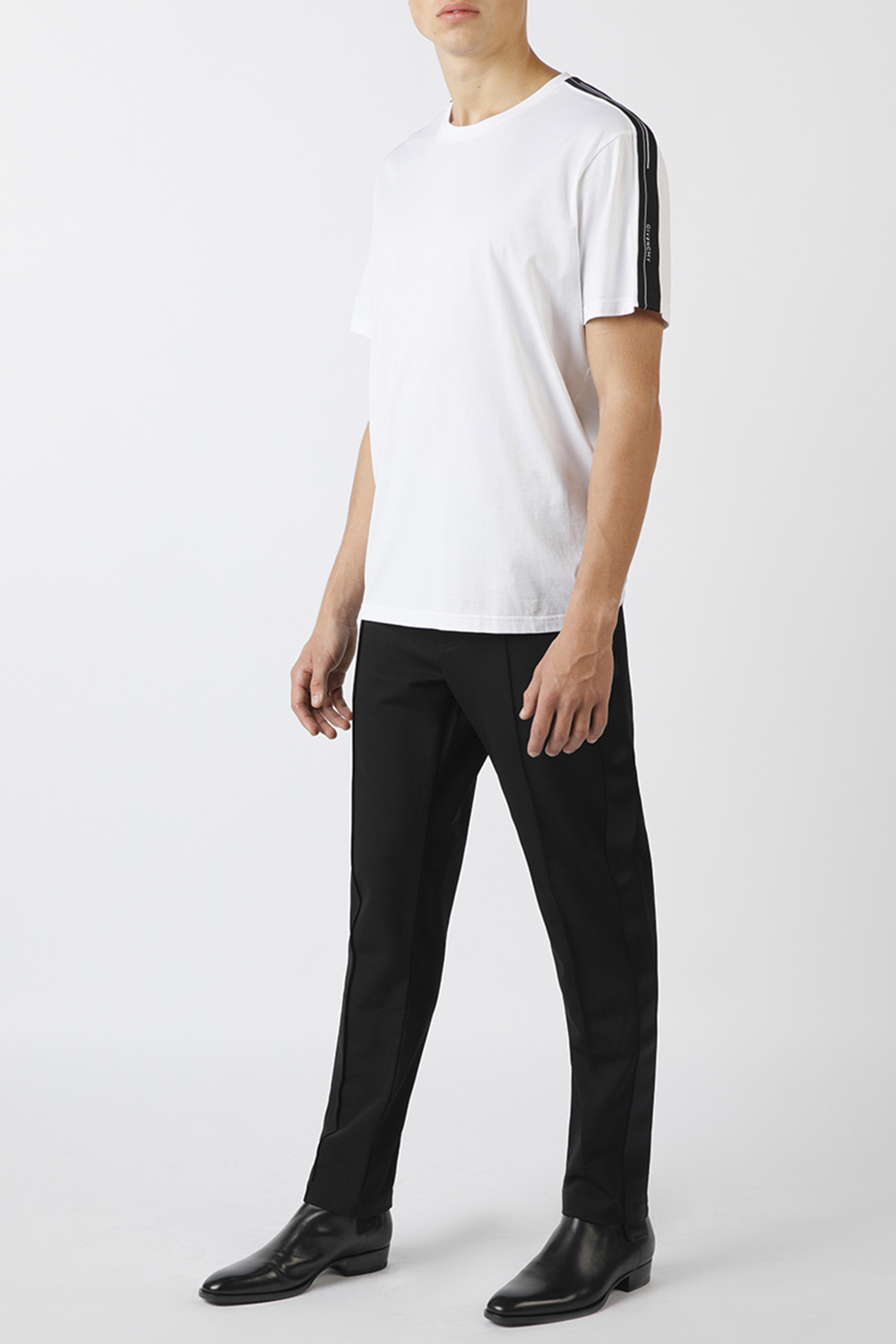 חולצת טי לבנה עם טייפים שחורים